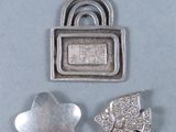deux pièces de métal argenté surmontées d'un cadenas