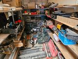 une pièce remplie d'une multitude d'outils et d'outils