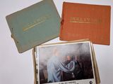 Deux vieux livres sont posés sur une table où se trouve la photo d'une femme