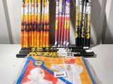 beaucoup de stylos et de crayons posés sur une table
