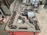 de nombreux outils qui traînent sur une table dans le garage