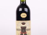gros plan d'une bouteille de vin sur fond blanc