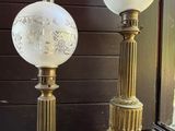 deux lampes posées sur le rebord d'une fenêtre