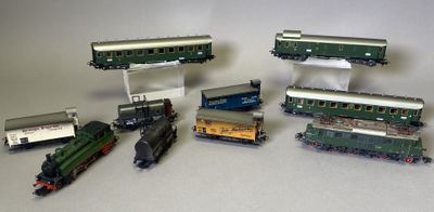 plusieurs petits trains sont alignés sur une surface blanche
