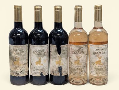 quatre bouteilles de vin posées les unes à côté des autres sur une surface blanche