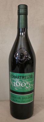 une bouteille de vin posée sur une table