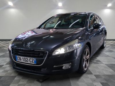 la photo d'une voiture noire garée dans un garage