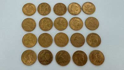 gros plan d'un paquet de pièces d'or sur une surface blanche
