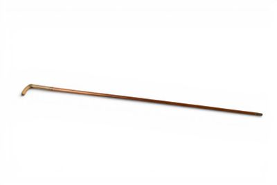 une vieille canne en bois avec un long manche, sur fond blanc
