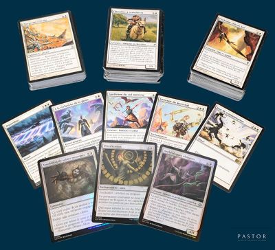 un lot de cartes posées sur une table