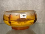 un saladier en verre posé sur une table, avec une étiquette de prix dessus