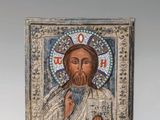 une petite icône représentant Jésus avec une croix dessus