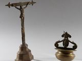 paire de bougeoirs anciens en laiton avec un crucifix sur un socle