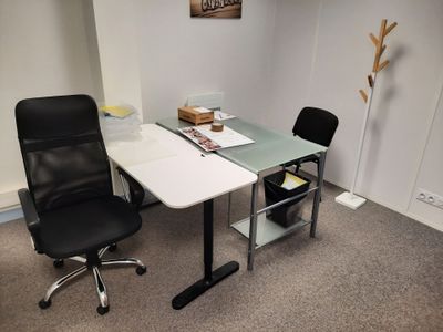 un bureau avec une chaise et une bibliothèque dans un coin de la pièce