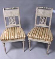 Paire de chaises en bois laqué gris à dossiers ajourés de cr…