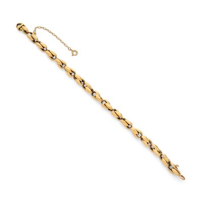 un bracelet en or muni d'une chaîne et d'un fermoir