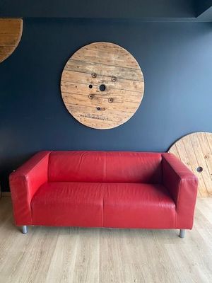 *L.J. JOTES : 1 canapé rouge en cuir (usé)