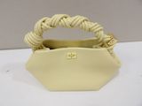 sac à main en cuir couleur crème avec une poignée tressée et une anse
