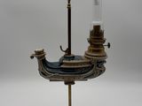une lampe posée sur une table