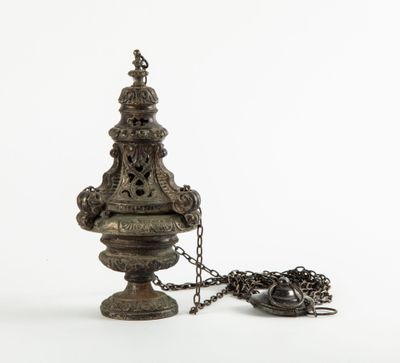 un petit objet métallique entouré d'une chaîne