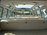 une vue de l'intérieur d'un bus, prise depuis l'intérieur