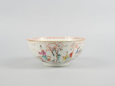 un bol blanc et rouge orné d'oiseaux et de fleurs