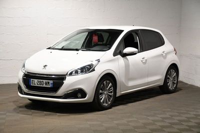 la petite voiture blanche est garée dans une pièce blanche