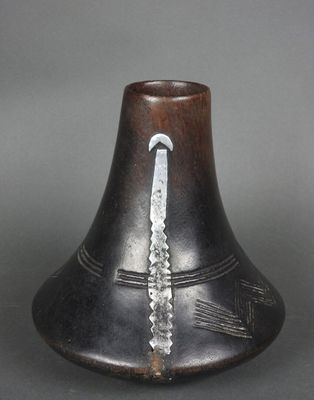 un vase noir orné d'un motif argenté