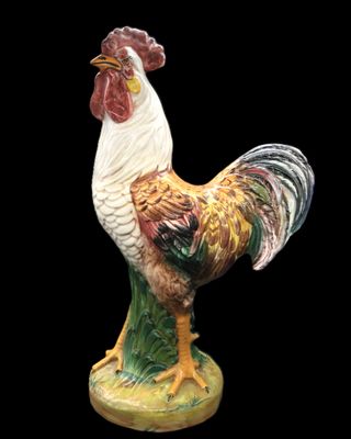une figurine représentant un coq sur fond noir