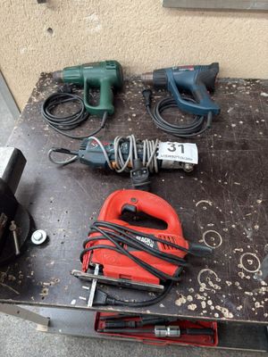 de nombreux outils posés sur une table