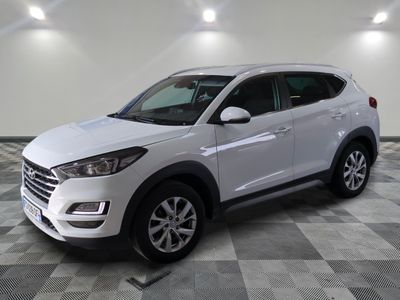 le suv blanc est garé dans le garage sur un sol en damier