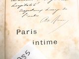 un vieux livre recouvert d'une feuille de papier