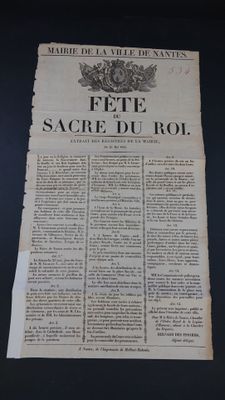 un vieux journal sur lequel figure la photo d'un homme