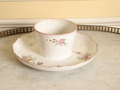 une tasse et une soucoupe posées sur un plateau, lui-même posé sur une table