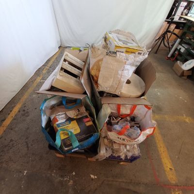 une pile de boîtes posées sur le sol