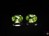 une paire de tourmalines vertes sur un fond noir