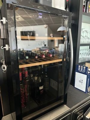 un réfrigérateur dans lequel se trouvent de nombreuses bouteilles de vin