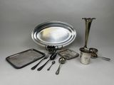 beaucoup d'objets en argent qui se trouvent sur la table