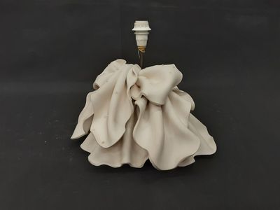 RAYNAL-GARCIN Rémie. Lampe en terre cuite (argile) à décor d…