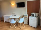 une petite table et des chaises dans une petite pièce