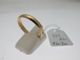 une bague en or à laquelle est attachée une étiquette