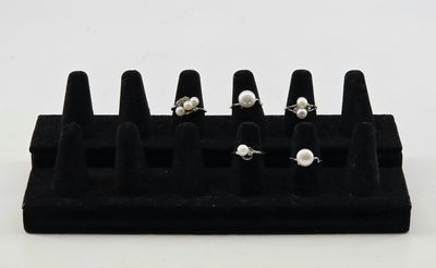 PERLES. Réunion de cinq bagues agrémentées de perles de cult…