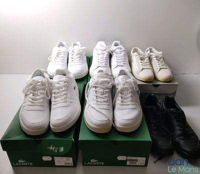 plusieurs paires de chaussures de tennis posées sur une boîte verte