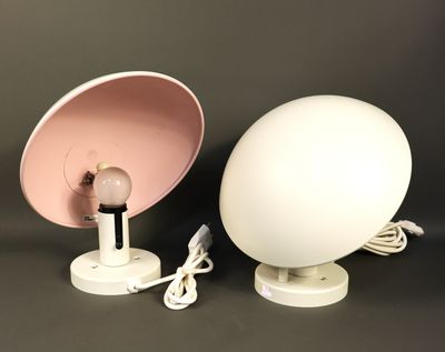 deux lampes placées l'une à côté de l'autre sur une table
