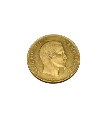 gros plan d'une pièce d'or sur fond blanc