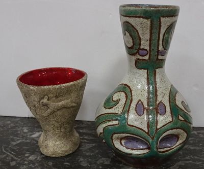 deux vases posés l'un à côté de l'autre sur une table