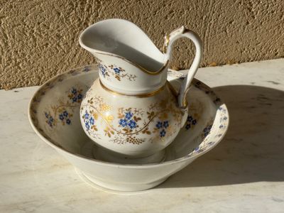 Garniture de toilette en porcelaine peinte