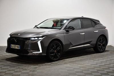Une DSX grise de 2021 est garée sur un sol à damier