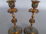 paire de bougeoirs anciens en laiton ornés de motifs cloisonnés et floraux