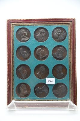 un gros plan sur la photo d'une boîte contenant une pièce de monnaie